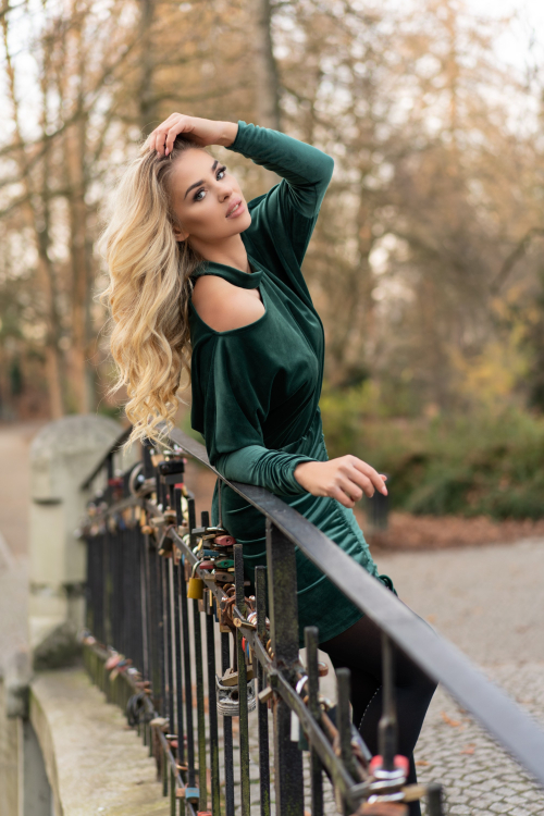 Milona Dark Green - welurowa sukienka ze ściągaczem