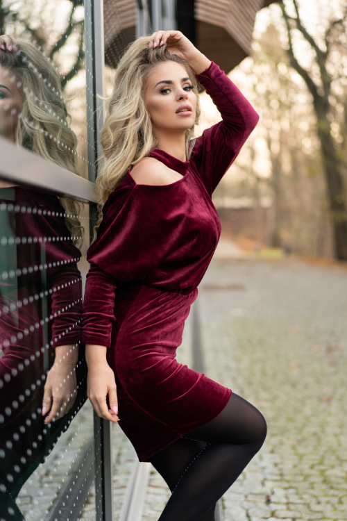 Milona Maroon - welurowa sukienka ze ściągaczem bordowa